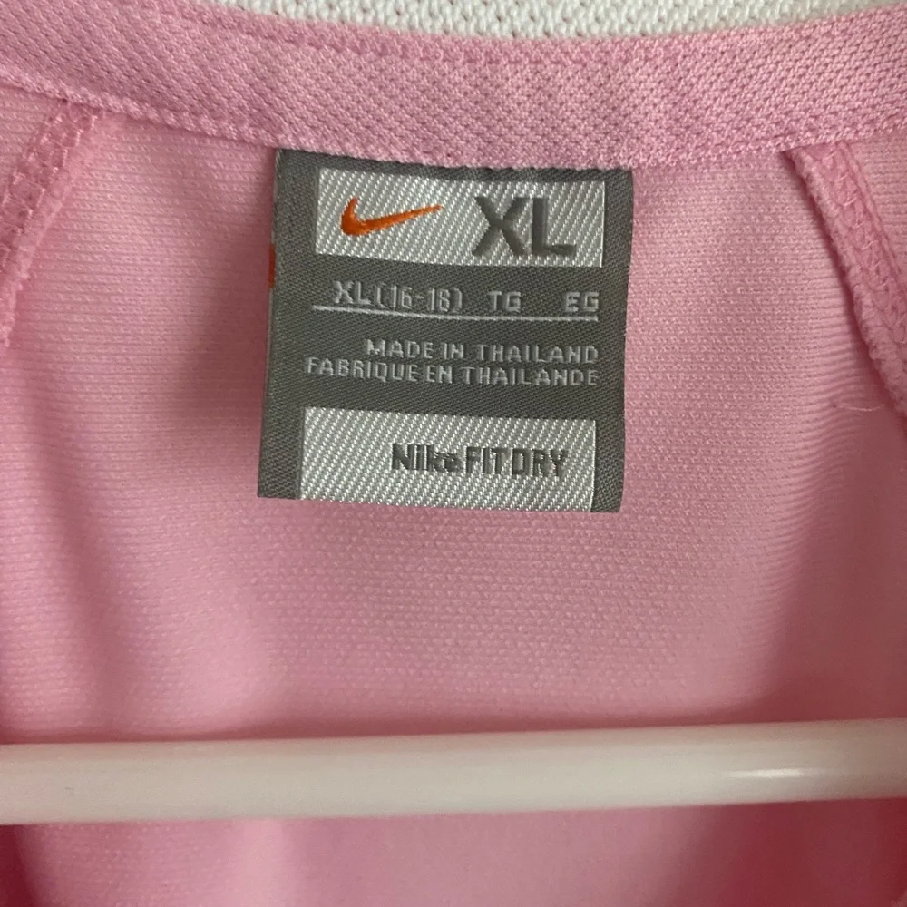NWOT Nike Women's Golf Sleeveless Polo Sleeveless w/Collar and Dri Fit Design - Picture 4 of 5